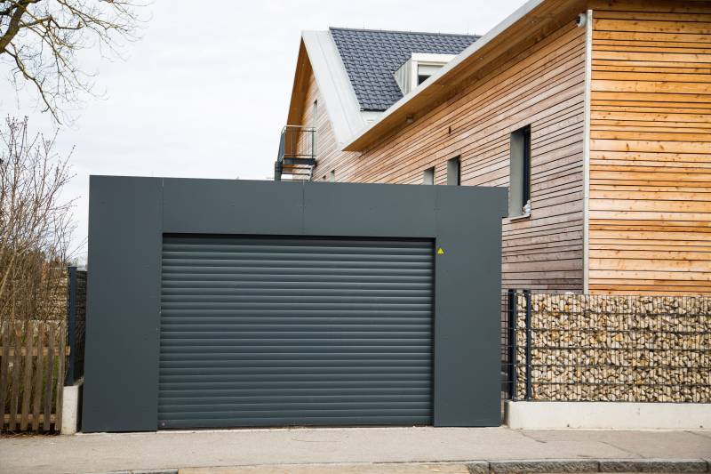Installation de porte de garage sur-mesure pour votre habitation, près de Montivilliers