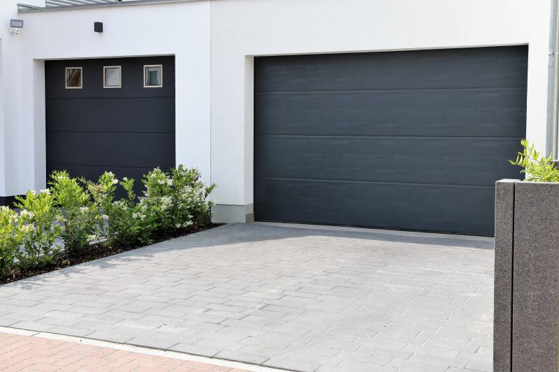 Installation de porte de garage sur-mesure pour votre habitation, près de Montivilliers