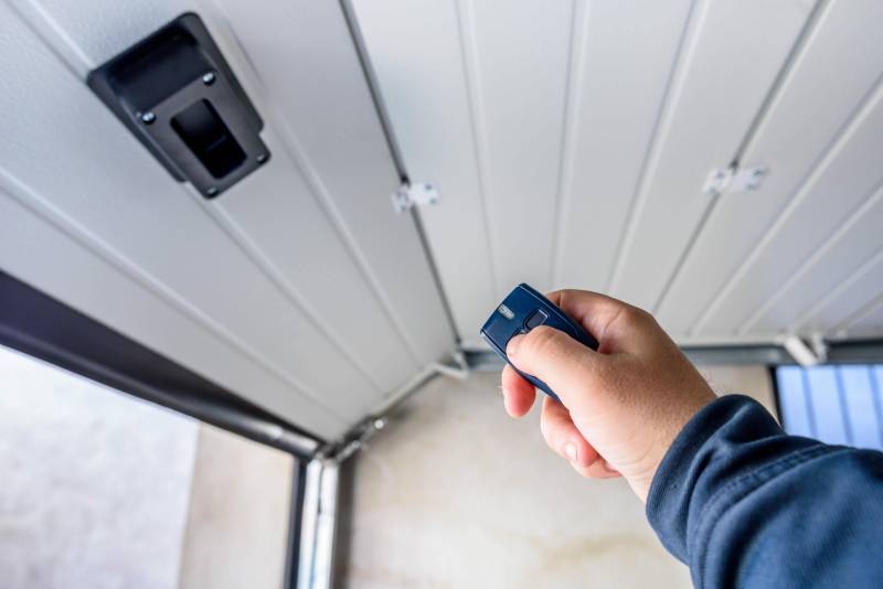 Installation de porte de garage sur-mesure pour votre habitation, près de Montivilliers